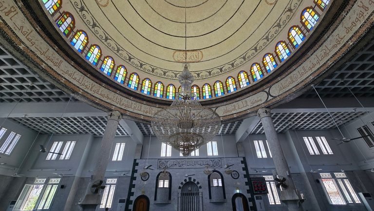 داخل أحد مساجد حماة الكبرى